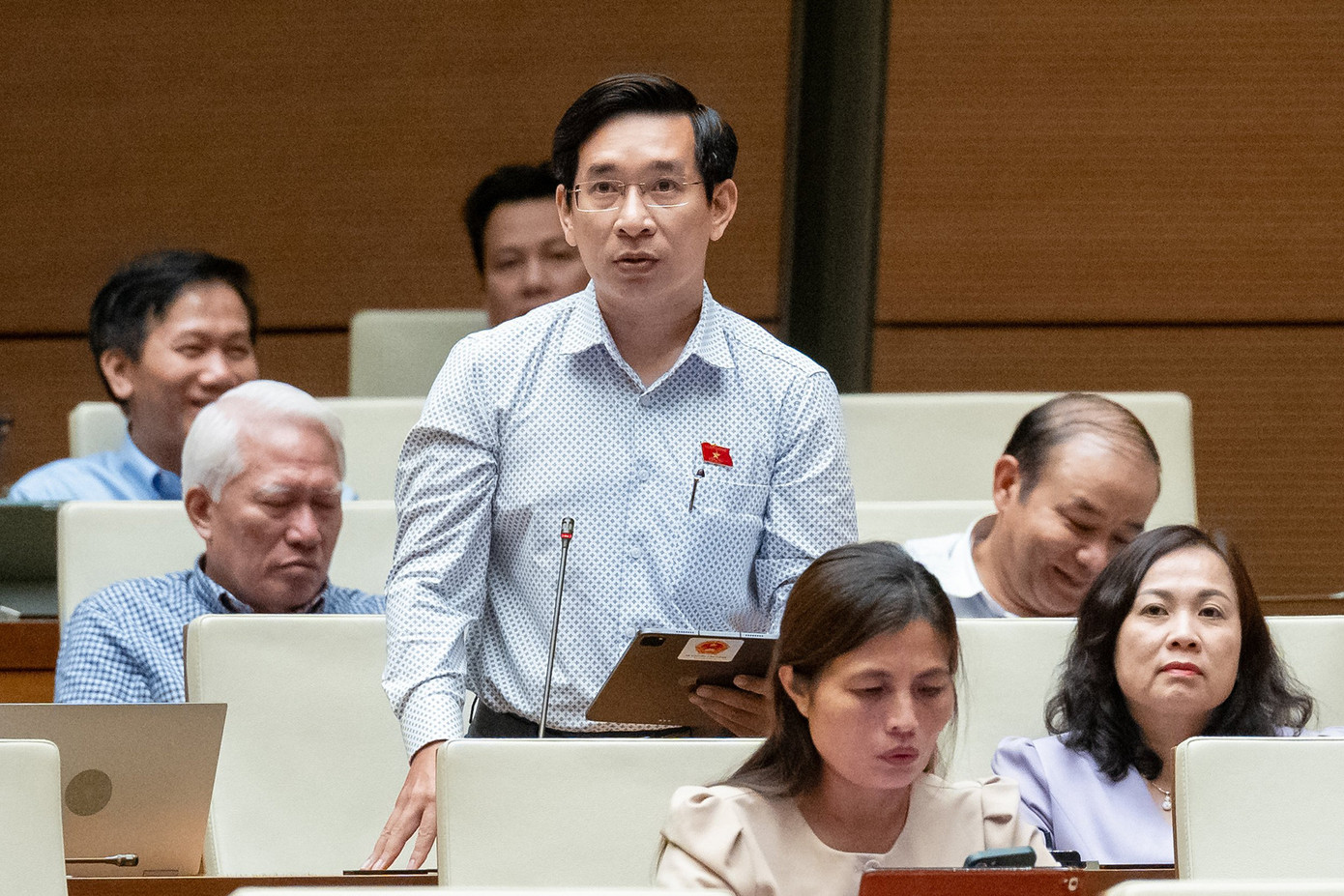 Đại biểu Nguyễn Văn Cảnh nêu câu hỏi chất vấn về quốc hoa, quốc phục.