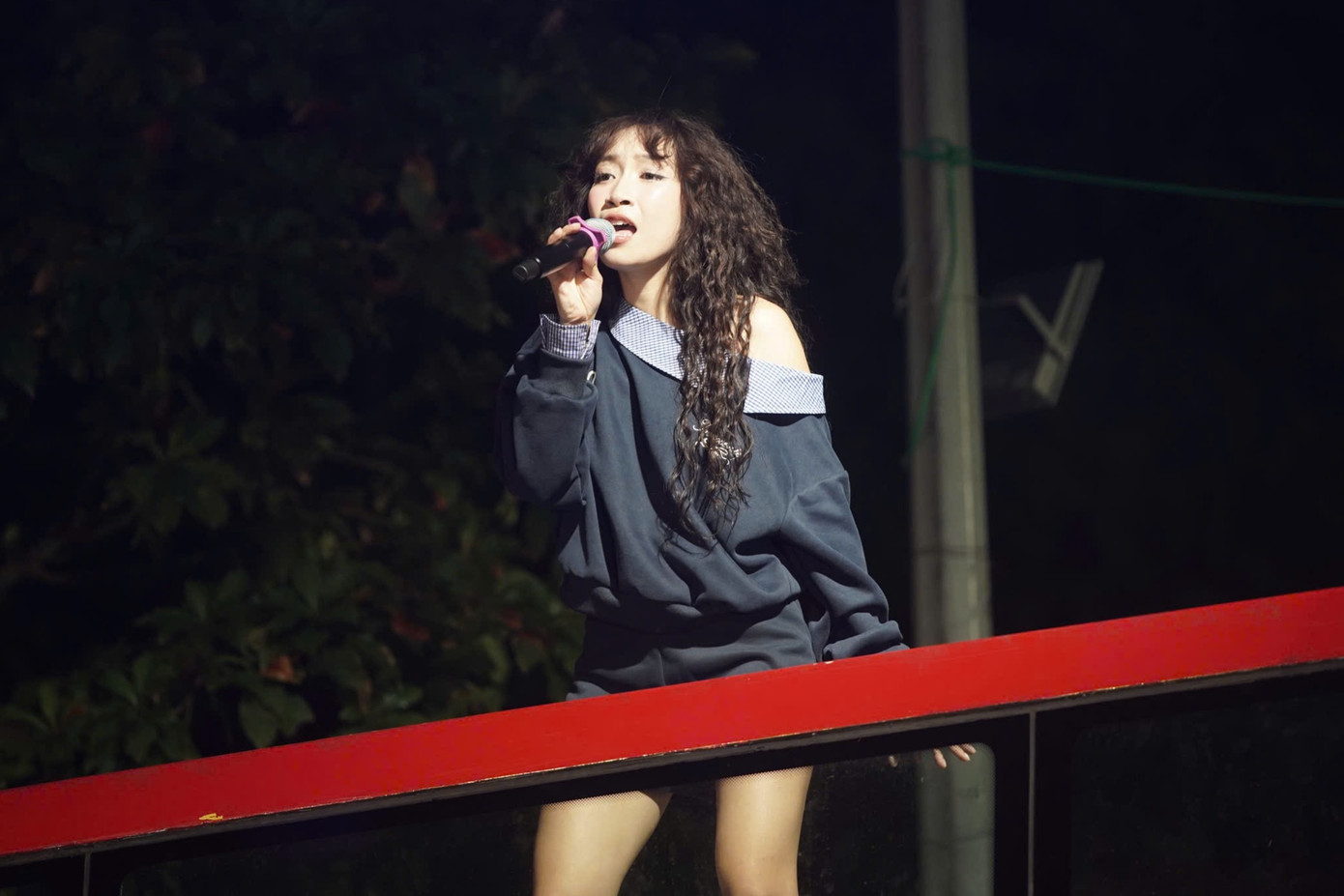 Sân khấu đặc biệt này được đặt ở giao lộ Hàng Khay cũng là điểm kết thúc của Lễ diễu hành. Khán giả được thưởng thức 2 tác phẩm bùng nổ tại sân khấu trên cao đến từ hai ban nhạc đại diện cho thế hệ nghệ sĩ, ca sĩ trẻ đầy nhiệt huyết. Họ luôn là người mang đến năng lượng tươi mới cho dòng chảy nghệ thuật sáng tạo. Lễ khai mạc trước khi khép lại với những ca khúc sôi động của giới trẻ đã có phần mở màn trang nghiêm với những lời gửi gắm, khơi gợi cảm hứng sáng tác đến từ các nhà quản lý.