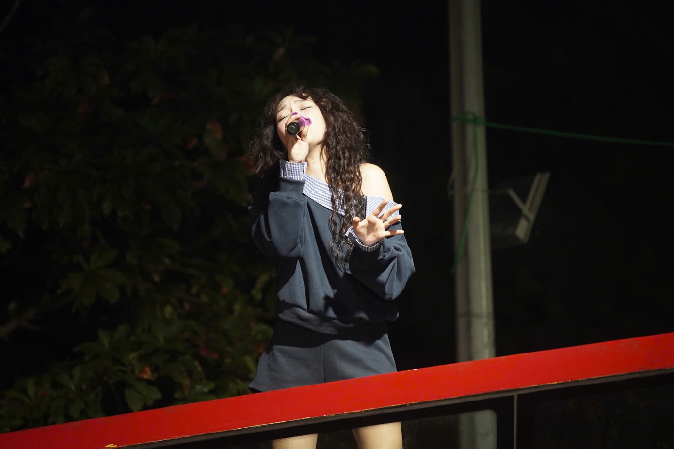 Sân khấu đặc biệt này được đặt ở giao lộ Hàng Khay cũng là điểm kết thúc của Lễ diễu hành. Khán giả được thưởng thức 2 tác phẩm bùng nổ tại sân khấu trên cao đến từ hai ban nhạc đại diện cho thế hệ nghệ sĩ, ca sĩ trẻ đầy nhiệt huyết. Họ luôn là người mang đến năng lượng tươi mới cho dòng chảy nghệ thuật sáng tạo. Lễ khai mạc trước khi khép lại với những ca khúc sôi động của giới trẻ đã có phần mở màn trang nghiêm với những lời gửi gắm, khơi gợi cảm hứng sáng tác đến từ các nhà quản lý.