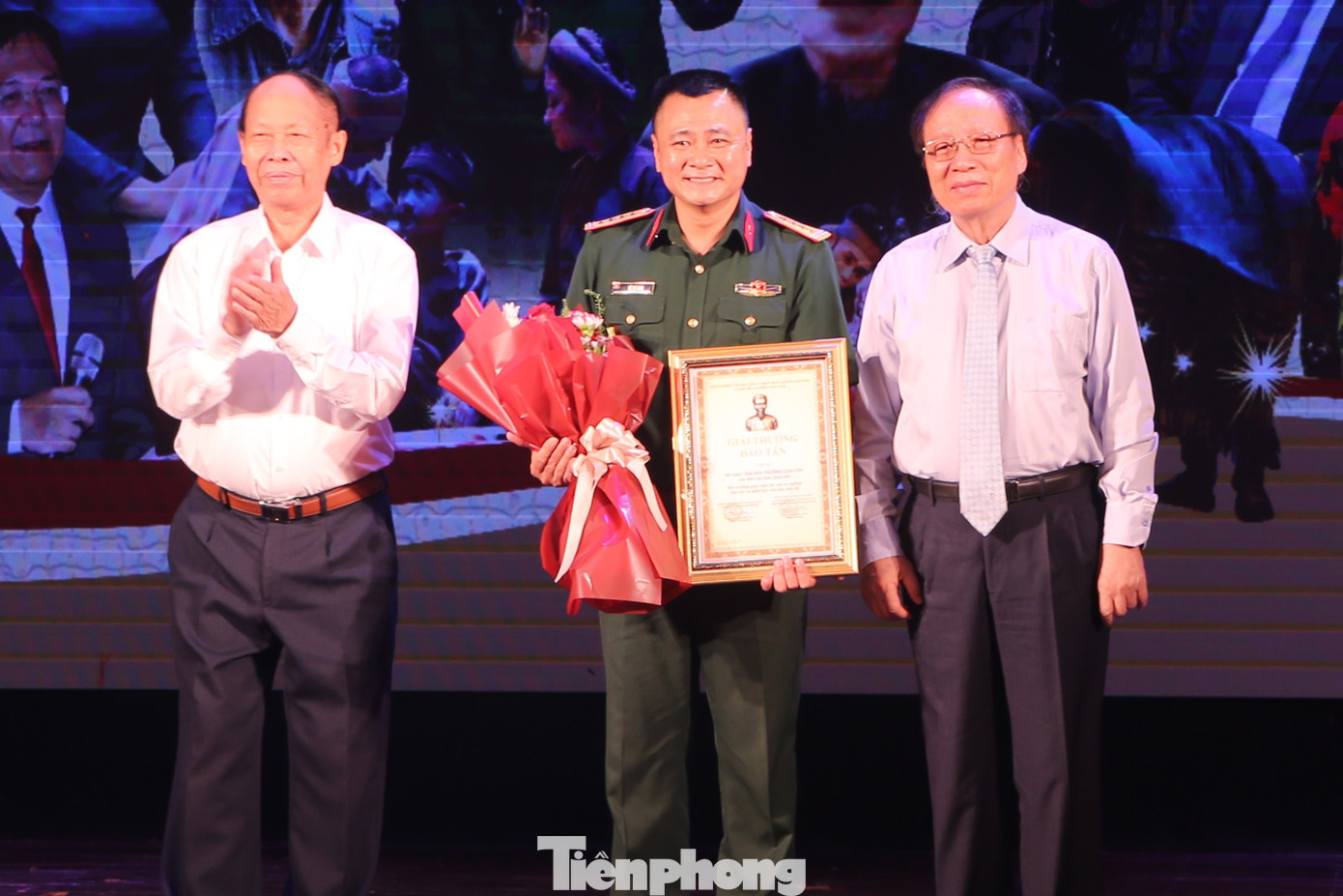 NSND Tự Long - Giám đốc Nhà hát chèo Quân đội - nhận giải Vở diễn xuất sắc với vở Đại đội trưởng của tôi. NSND Tự Long - Giám đốc Nhà hát chèo Quân đội - nhận giải Vở diễn xuất sắc với vở Đại đội trưởng của tôi.