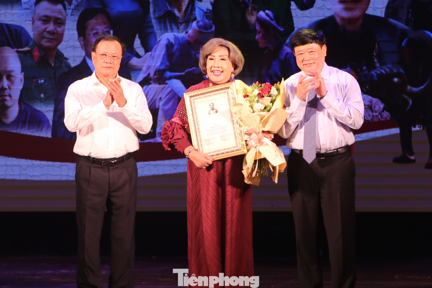 NSND Lệ Thủy được trao giải thưởng Thành tựu trọn đời sáng tạo nghệ thuật và cống hiến phục vụ nhân dân. NSND Lệ Thủy được trao giải thưởng Thành tựu trọn đời sáng tạo nghệ thuật và cống hiến phục vụ nhân dân.