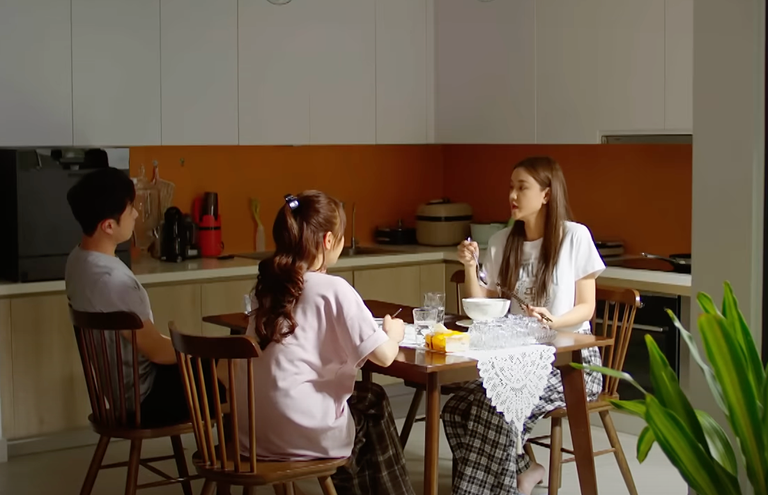 Lan (Maya) tuyên bố ở lâu dài với vợ chồng em trai hoặc ít nhất là đến khi cô tìm được phòng trọ.