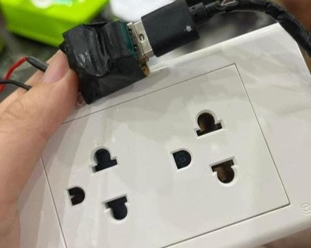 Camera được lắp đặt tinh vi trong ổ cắm điện tại phòng trọ quận Cầu Giấy. Camera được lắp đặt tinh vi trong ổ cắm điện tại phòng trọ quận Cầu Giấy.