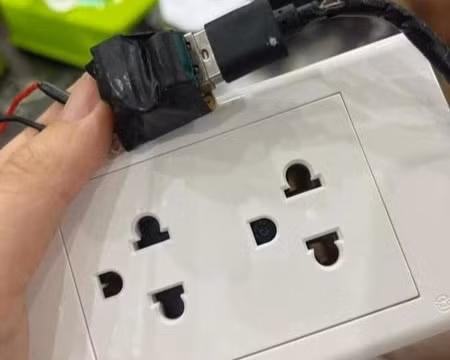 Camera được lắp đặt tinh vi trong ổ cắm điện tại phòng trọ quận Cầu Giấy.