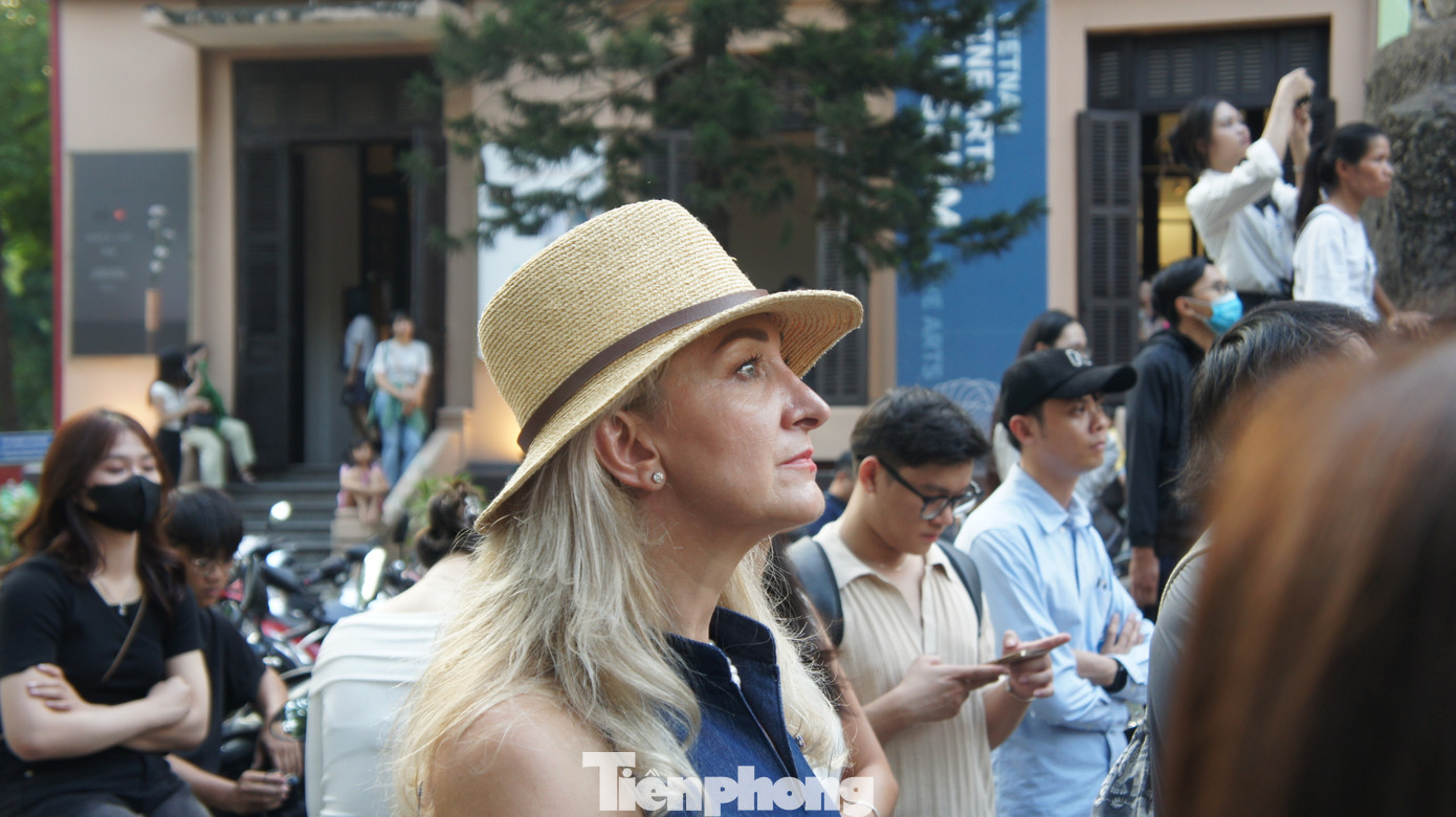 Khán giả say sưa đắm chìm trong những giai điệu âm nhạc thân thuộc. Sự kiện không chỉ thu hút người dân Thủ đô mà còn níu chân du khách quốc tế.