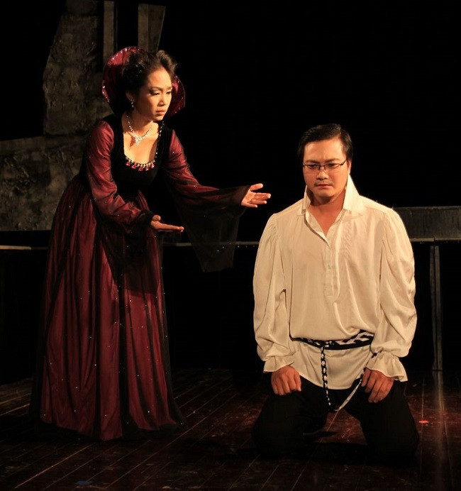 NSƯT Phương Nga trong vai Hoàng hậu Giectrut trong vở Hamlet.