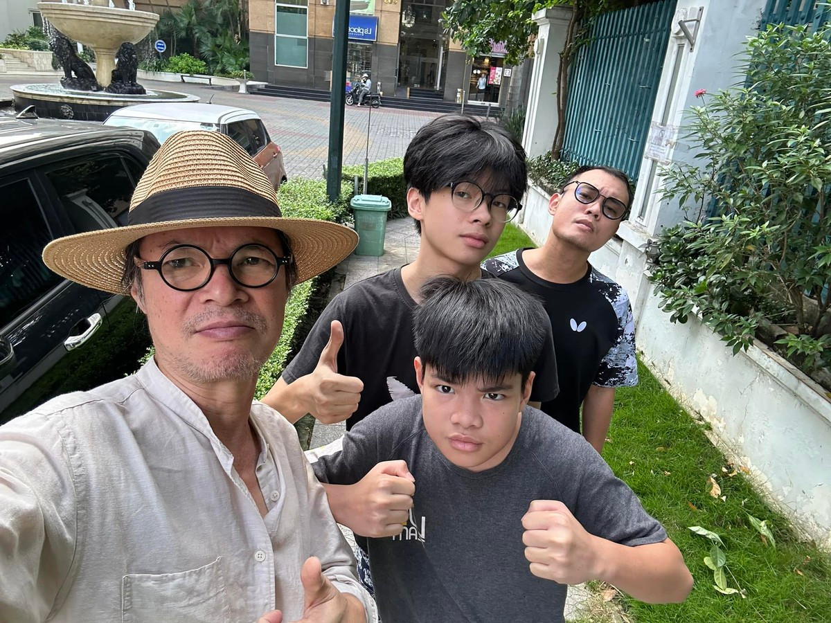 Ở tuổi 61, nghệ sĩ vẫn hoạt động sôi nổi ở cả sân khấu lẫn phim ảnh. Anh có cuộc sống khá viên mãn bên bốn người con.