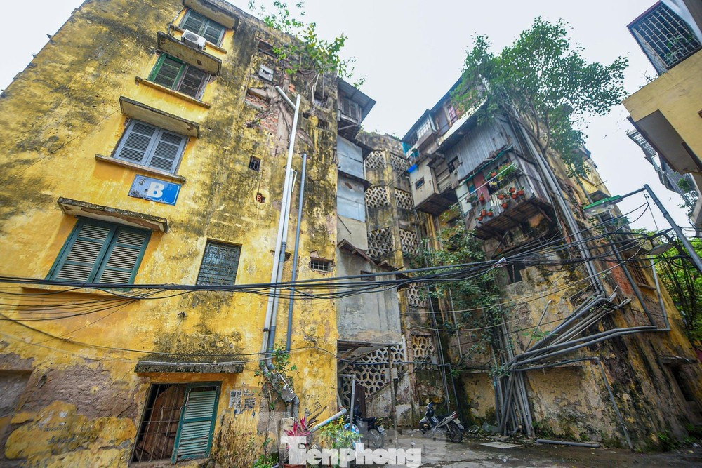 Một số khu nhà tập thể thời bao cấp gắn liền với ký ức về cuộc sống thiếu không gian riêng. Một số khu nhà tập thể thời bao cấp gắn liền với ký ức về cuộc sống thiếu không gian riêng.