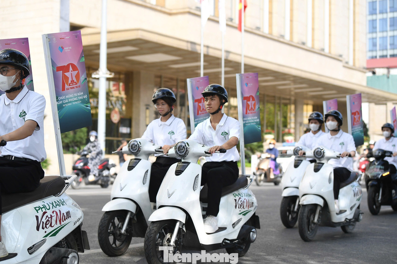 Đoàn xe điện mang theo những thông điệp tích cực đi qua nhiều trục đường giao thông chính của Thủ đô Hà Nội nhằm quảng bá về Ngày Thẻ Việt Nam 2024 và thông điệp khuyến khích thanh toán thông minh, không sử dụng tiền mặt.