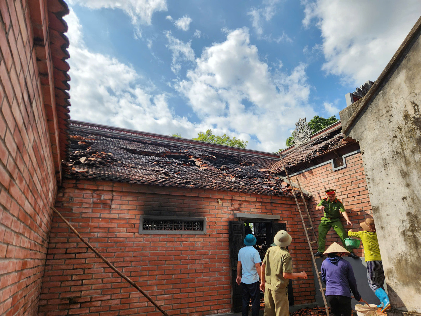 Lực lượng chức năng đánh giá mức độ thiệt hại sau vụ cháy chùa Phổ Quang (Phú Thọ).