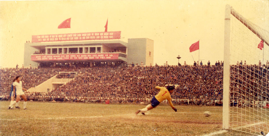 Sân vận động Hàng Đẫy những ngày đầu đưa vào khai thác. Sân vận động Hàng Đẫy những ngày đầu đưa vào khai thác.