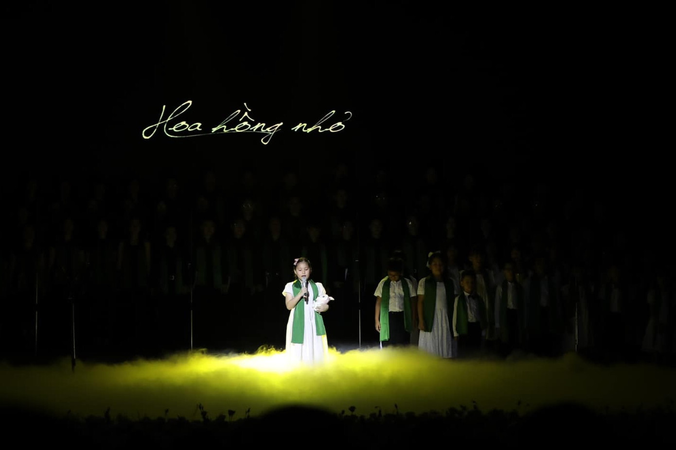 Chương trình nghệ thuật được dàn dựng công phu mang tới cho khán giả nhiều tiết mục ý nghĩa, xúc động.