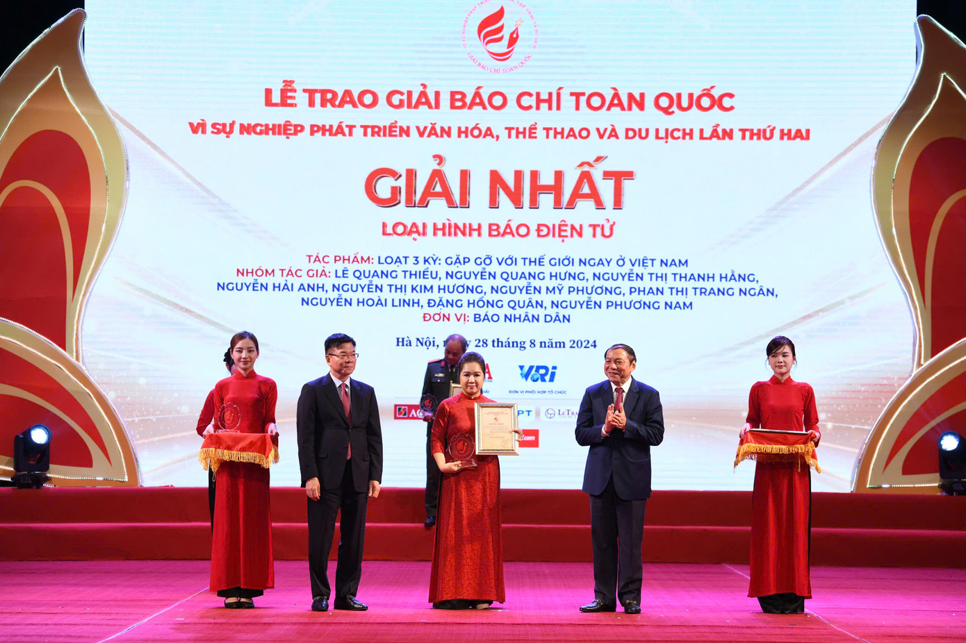 Giải Nhất loại hình báo điện tử được trao cho loạt bài Gặp gỡ với thế giới ngay ở Việt Nam của báo Nhân dân.