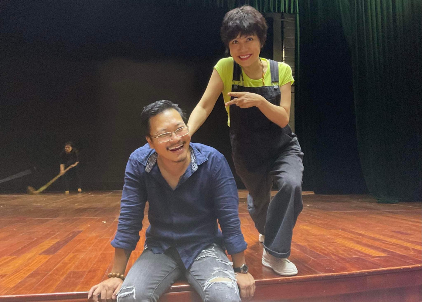 NSƯT Bùi Phương Nga trong hậu trường tập luyện vở Bóng rốido NSND Tạ Tuấn Minh đạo diễn. NSƯT Bùi Phương Nga trong hậu trường tập luyện vở Bóng rốido NSND Tạ Tuấn Minh đạo diễn.