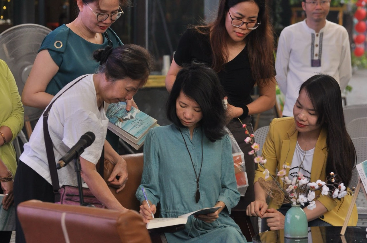 Tại buổi ra mắt sách, dịch giả Nguyễn Bích Lan ký tặng sách cho nhiều độc giả.