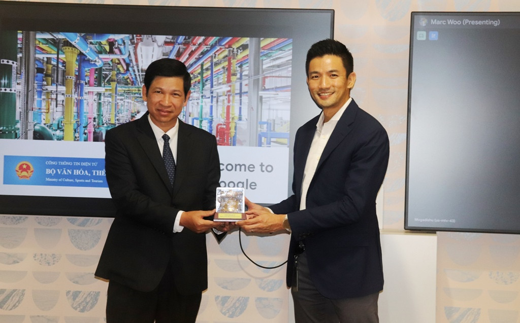 Thứ trưởng Hồ An Phong (phải) tặng quà lưu niệm cho ông Marc Woo - Giám đốc điều hành Google châu Á- Thái Bình Dương.