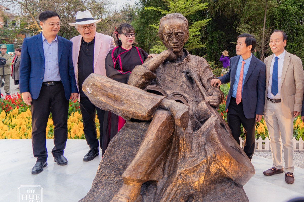 Vợ chồng bà Trịnh Vĩnh Trinh (trái) chụp ảnh kỷ niệm trong ngày khánh thành tượng nhạc sĩ Trịnh Công Sơn ở Huế. Vợ chồng bà Trịnh Vĩnh Trinh (trái) chụp ảnh kỷ niệm trong ngày khánh thành tượng nhạc sĩ Trịnh Công Sơn ở Huế.