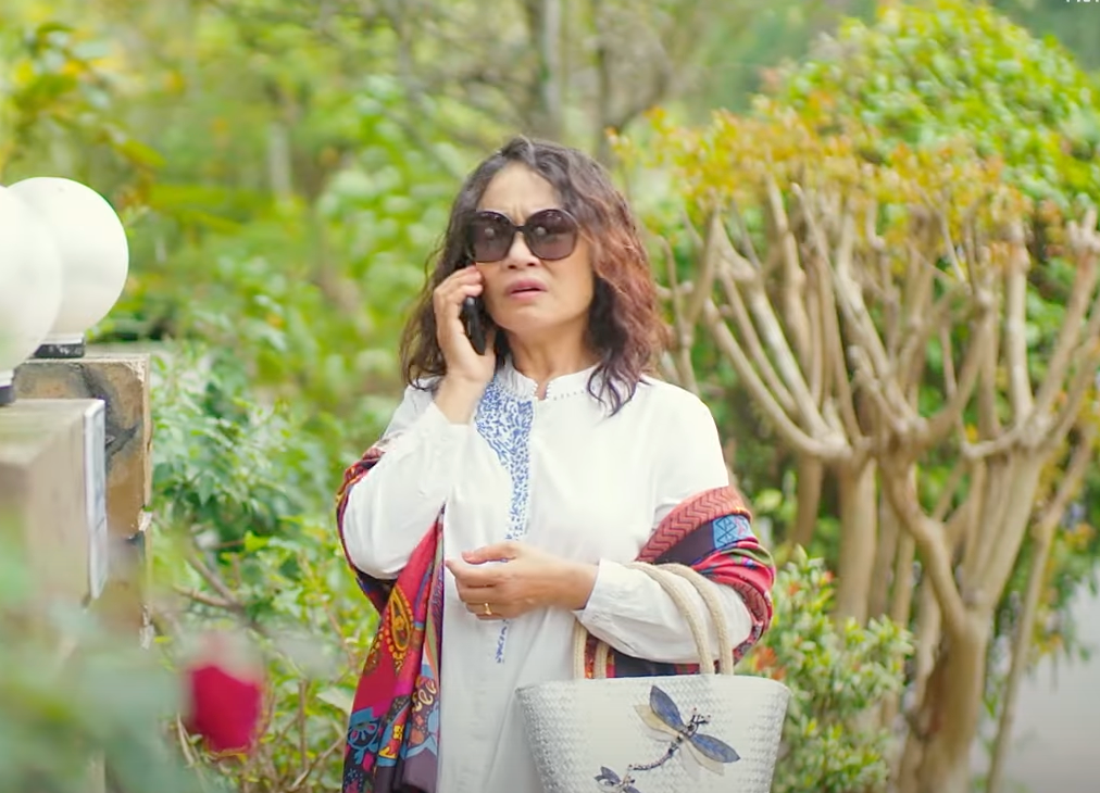 Bà Giang (Tú Oanh) bất ngờ về nhà sớm nhưng không ai mở cửa cho bà vào nhà. Ảnh: CMH.