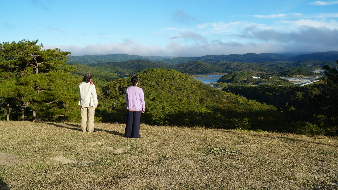 "Tinh thần và thông điệp Bà già đi bụi hướng tới là cảnh tỉnh những người con, người cháu cần quan tâm đến bố mẹ, ông bà nhiều hơn, biết cảm thông và chia sẻ với nỗi niềm của ông bà hay bố mẹ mình. Đây cũng là giá trị cốt lõi trong truyền thống văn hóa gia đình của người Việt", đạo diễn Trần Chí Thành nêu.