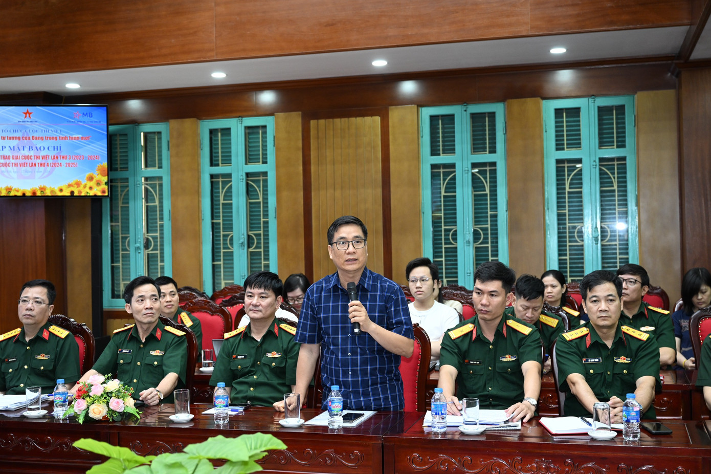 Đại diện nhóm tác giả đoạt giải cuộc thi chia sẻ về quy trình thu thập thông tin, viết bài. Đại diện nhóm tác giả đoạt giải cuộc thi chia sẻ về quy trình thu thập thông tin, viết bài.