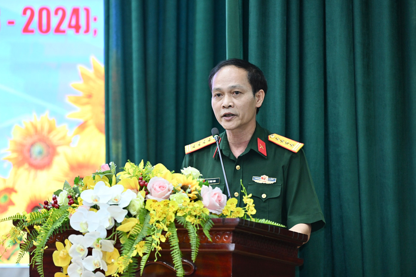 Đại tá Lê Ngọc Long - Phó tổng biên tập báo Quân đội Nhân dân - phát biểu tổng kết về Cuộc thi viết Bảo vệ nền tảng tư tưởng của Đảng trong tình hình mới lần thứ ba (2023-2024). Đại tá Lê Ngọc Long - Phó tổng biên tập báo Quân đội Nhân dân - phát biểu tổng kết về Cuộc thi viết Bảo vệ nền tảng tư tưởng của Đảng trong tình hình mới lần thứ ba (2023-2024).