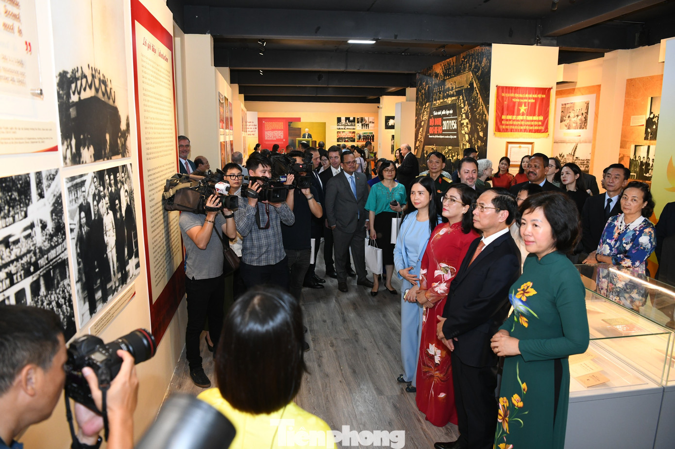 “Chúng ta một lần nữa khẳng định với bạn bè quốc tế rằng Việt Nam luôn ghi nhớ và trân trọng sự ủng hộ, giúp đỡ quý báu của bạn bè quốc tế và nhân dân yêu chuộng hòa bình thế giới dành cho sự nghiệp đấu tranh giải phóng dân tộc, phát triển đất nước và bảo vệ Tổ quốc của Nhân dân Việt Nam”, Bộ trưởng Bùi Thanh Sơn nêu.