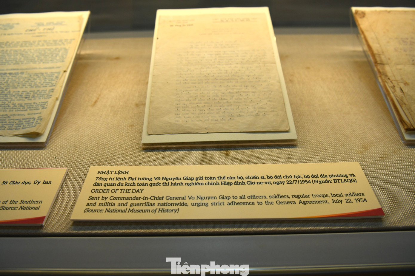 Các tài liệu, hiện vật trưng bày tiêu biểu tại khu vực này gồm lá cờ đỏ sao vàng treo tại trụ sở của Phái đoàn Việt Nam Dân chủ Cộng hòa ở Giơ-ne-vơ (Thụy Sĩ) năm 1954, toàn cảnh phiên khai mạc Hội nghị Giơ-ne-vơ về Đông Dương ngày 08/5/1954, Đại diện chính phủ Pháp do Thiếu tướng Henri Delteil ký Hiệp định đình chỉ chiến sự ở Việt Nam năm 1954…