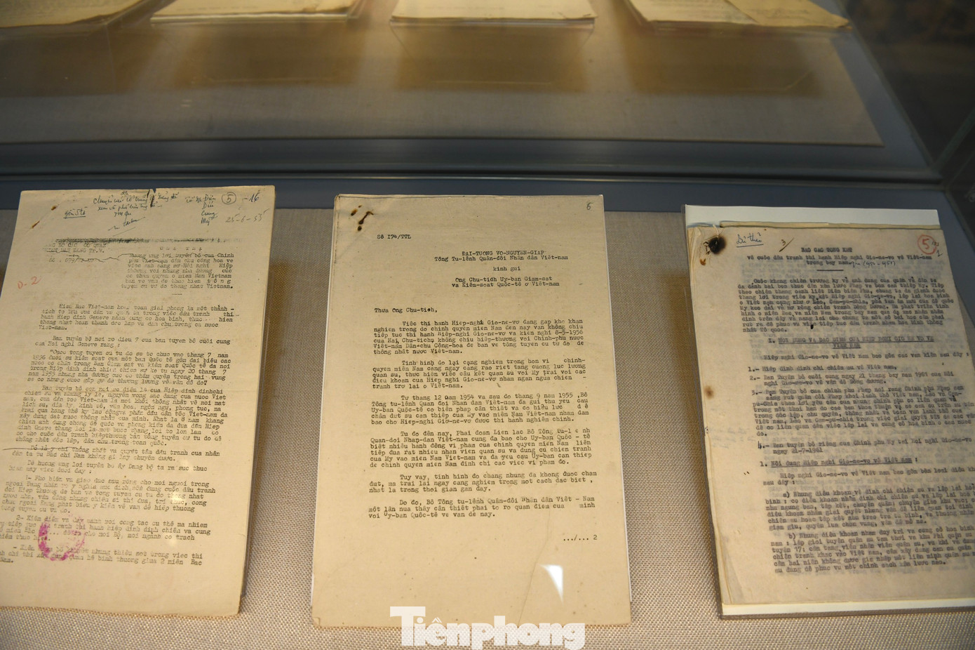 Các tài liệu, hiện vật trưng bày tiêu biểu tại khu vực này gồm lá cờ đỏ sao vàng treo tại trụ sở của Phái đoàn Việt Nam Dân chủ Cộng hòa ở Giơ-ne-vơ (Thụy Sĩ) năm 1954, toàn cảnh phiên khai mạc Hội nghị Giơ-ne-vơ về Đông Dương ngày 08/5/1954, Đại diện chính phủ Pháp do Thiếu tướng Henri Delteil ký Hiệp định đình chỉ chiến sự ở Việt Nam năm 1954…