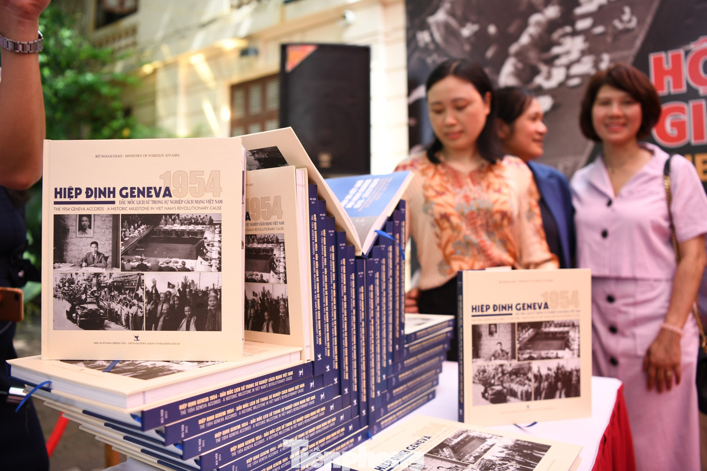 Dịp này, Bộ Ngoại giao giới thiệu cuốn sách ảnh Hiệp định Giơ-ne-vơ 1954 - Dấu mốc lịch sử của cách mạng Việt Nam. Cuốn sách ảnh tập hợp hơn 250 bức ảnh và tư liệu liên quan đến quá trình đàm phán, ký kết và thực thi Hiệp định Giơ-ne-vơ được sưu tầm từ nguồn lưu trữ của Bộ Ngoại giao và nhiều cơ quan, tổ chức, cá nhân trong nước và nước ngoài.