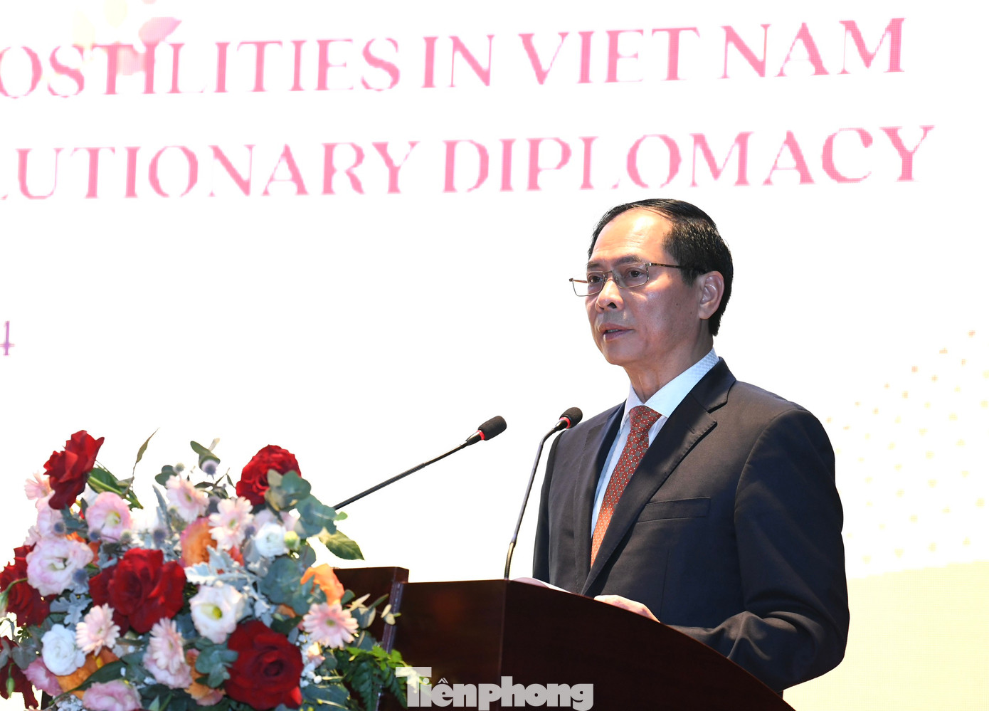 Bộ trưởng Bộ Ngoại giao Bùi Thanh Sơn nhấn mạnh triển lãm là dịp để lan tỏa sâu rộng hơn truyền thống uống nước nhớ nguồn của dân tộc, sự tri ân sâu sắc và biết ơn vô hạn của thế hệ hôm nay đối với Chủ tịch Hồ Chí Minh và các thế hệ đi trước, đặc biệt là các nhà cách mạng lão thành tham gia đàm phán, ký kết Hiệp định Giơ-ne-vơ. Họ đã cống hiến trọn đời cho hòa bình, độc lập, tự do và thống nhất của Tổ quốc.