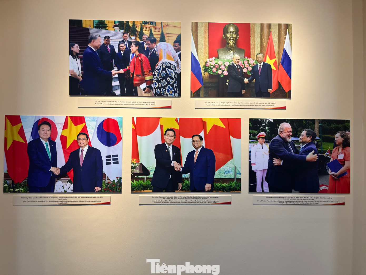 Thống nhất, đổi mới và phát triển đất nước trưng bày những tài liệu, hình ảnh sau ngày chiến thắng 30/4/1975, miền Nam được hoàn toàn giải phóng, đất nước thống nhất, cả nước cùng bước vào thời kỳ xây dựng chủ nghĩa xã hội và hội nhập quốc tế. Một số tài liệu tiêu biểu tập trung vào Hội nghị Hiệp thương chính trị thống nhất đất nước từ 15-21/11/1976, Việt Nam gia nhập các tổ chức Liên hợp quốc (UN) năm 1977, Hiệp hội các quốc gia Đông Nam Á (ASEAN) năm 1995, Hội nghị Đối ngoại toàn quốc ngày 14/12/2021...