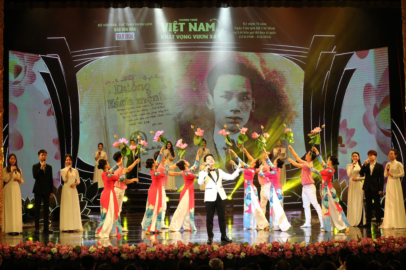 Chương trình đã mang đến một không gian nghệ thuật sâu lắng xuất phát từ mạch nguồn là tình yêu quê hương đất nước, sự biết ơn và tình cảm kính yêu đối với Chủ tịch Hồ Chí Minh.