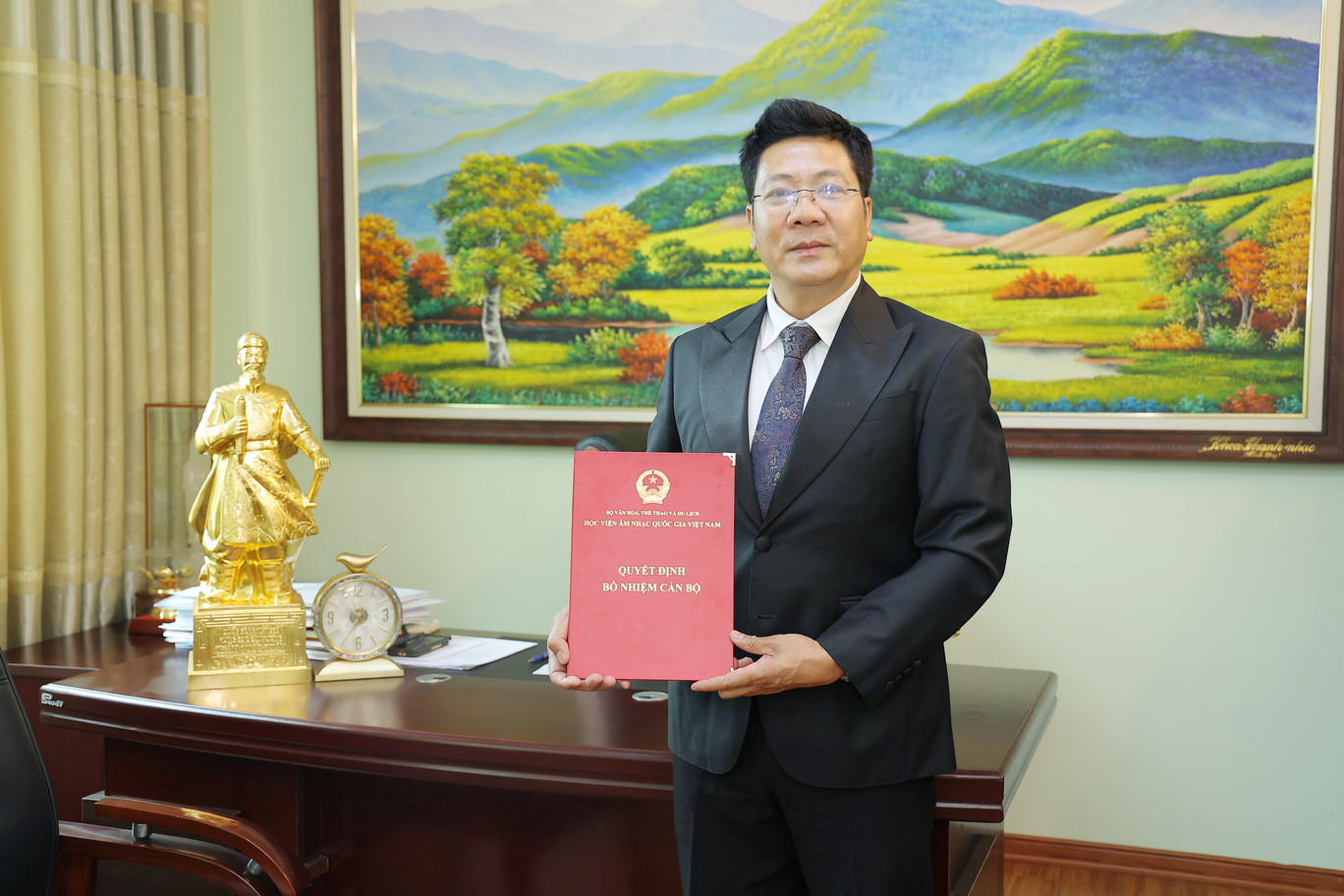 Tiến sĩ, NSND Quốc Hưng được bổ nhiệm Phó giám đốc phụ trách Học viện Âm nhạc quốc gia Việt Nam.