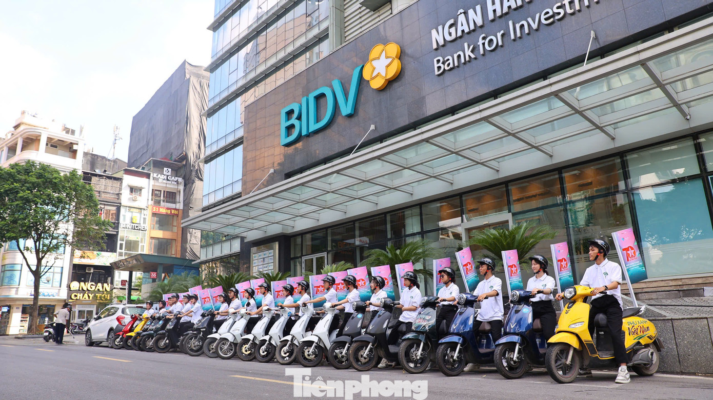 Đoàn xe check-in phía trước toà nhà ngân hàng BIDV, đơn vị tài trợ Bạc của Ngày thẻ Việt Nam 2024.