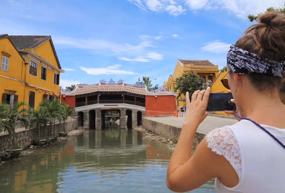 Do đặc thù của những công trình, di tích ở Việt Nam là sử dụng vữa trát tường, phủ sơn nên sau khi trùng tu, tôn tạo, quét sơn không tránh được "cảm giác mới".