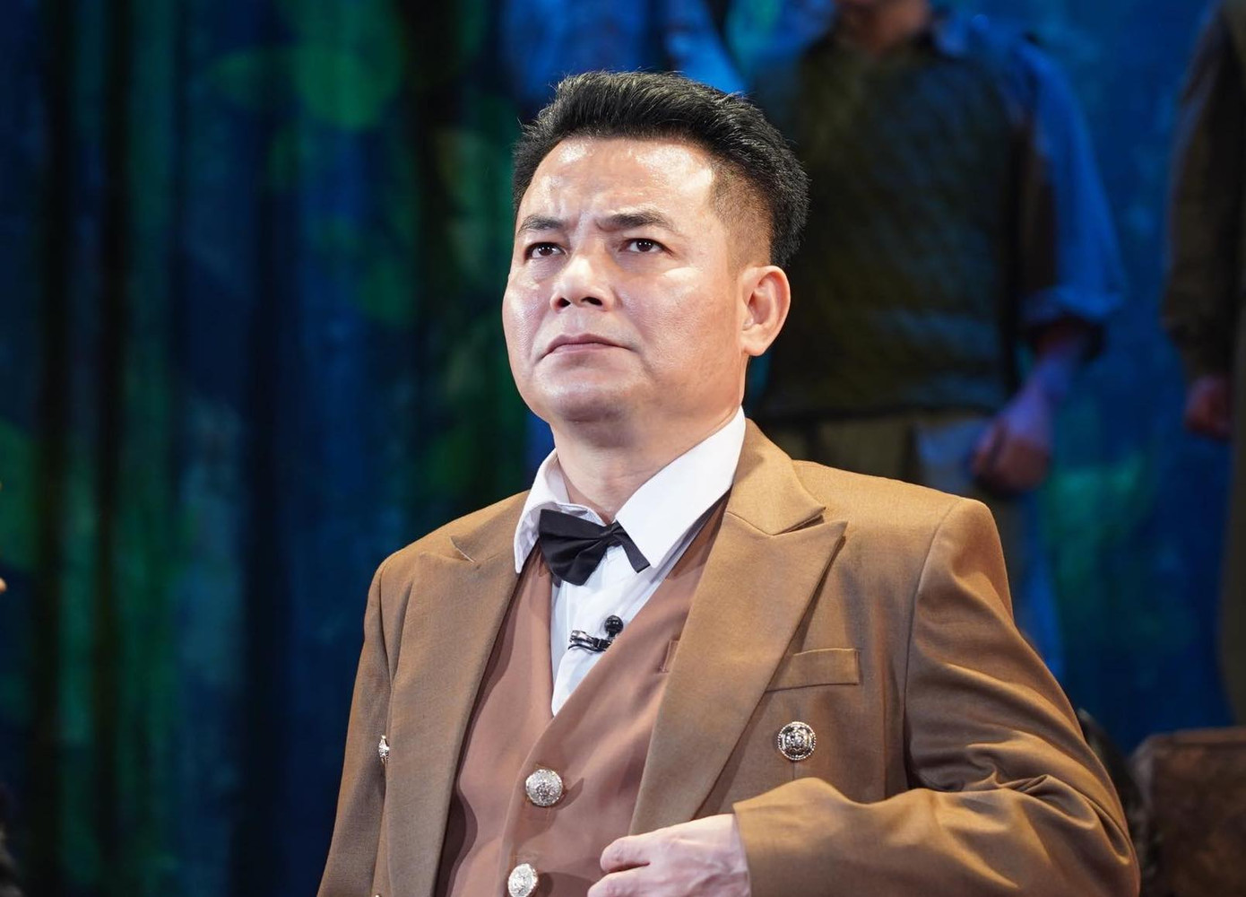 NSƯT Trịnh Mai Nguyên trong vai Đại tá Hoàng Trọng Vinh. NSƯT Trịnh Mai Nguyên trong vai Đại tá Hoàng Trọng Vinh.