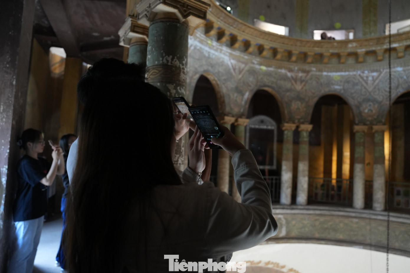 Với nhiều du khách đây là cơ hội hiếm có để khám phá công trình gắn liền với Thủ đô. Bên cạnh đó, những tác phẩm nghệ thuật vốn có tại Đại học Tổng hợp Hà Nội kết hợp với công nghệ mang đến cho du khách trải nghiệm mới mẻ, độc đáo. Du khách tham quan triển lãm nhanh tay ghi lại những họa tiết, hình ảnh đặc biệt trên vòm trần công trình kiến trúc này.