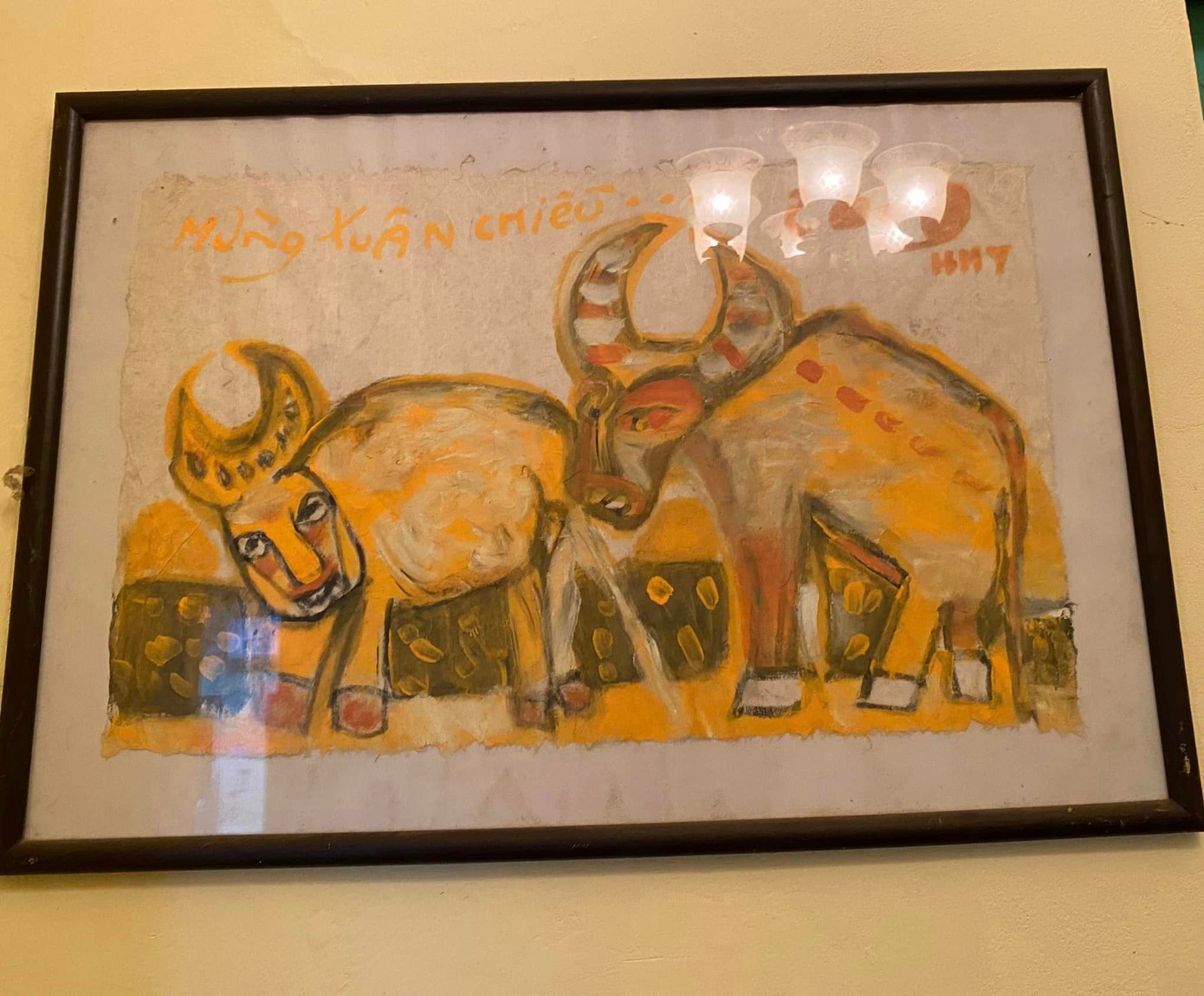 Những tác phẩm hội họa do NSND Hoàng Hà Tùng sáng tác được treo tại nhà NSƯT Chiều Xuân.