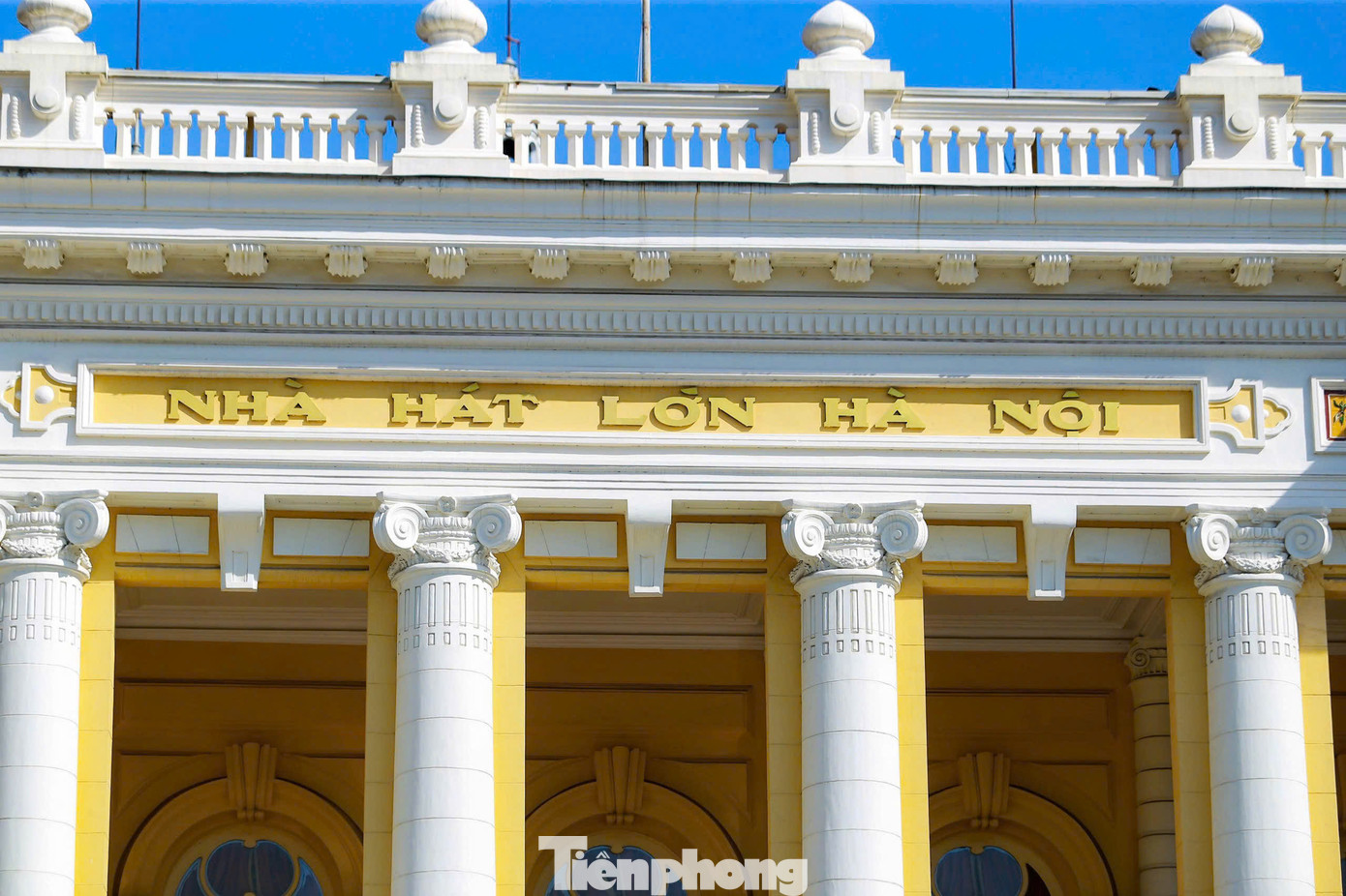 Nhà hát Lớn lúc đó được sử dụng là nơi biểu diễn các loại hình nghệ thuật cổ điển như Opera, nhạc thính phòng, kịch nói… phục vụ cho tầng lớp quan lại thượng lưu người Pháp và một số ít người Việt giàu có. Lịch biểu diễn thời đó một tuần có 4 lần vào thứ Ba, thứ Năm, thứ Bảy và Chủ nhật.