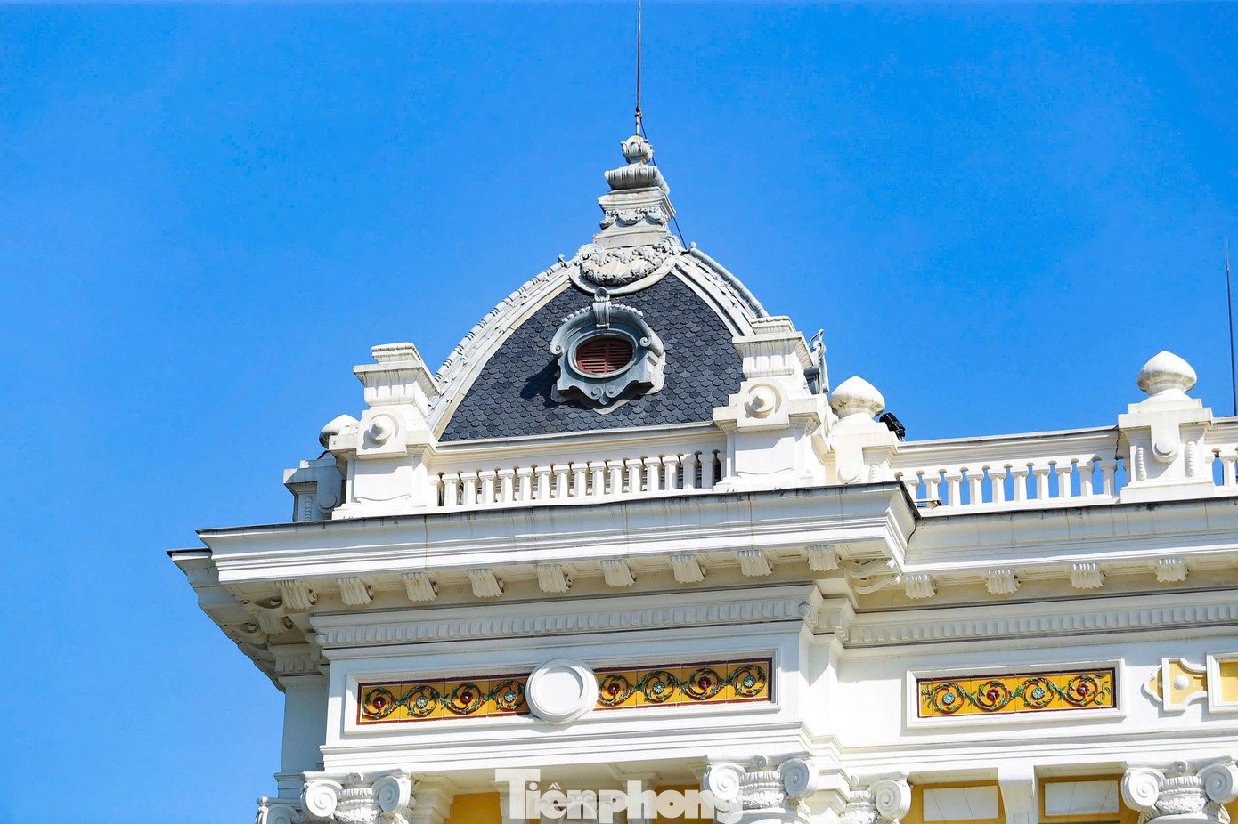 Nhà hát Lớn lúc đó được sử dụng là nơi biểu diễn các loại hình nghệ thuật cổ điển như Opera, nhạc thính phòng, kịch nói… phục vụ cho tầng lớp quan lại thượng lưu người Pháp và một số ít người Việt giàu có. Lịch biểu diễn thời đó một tuần có 4 lần vào thứ Ba, thứ Năm, thứ Bảy và Chủ nhật.