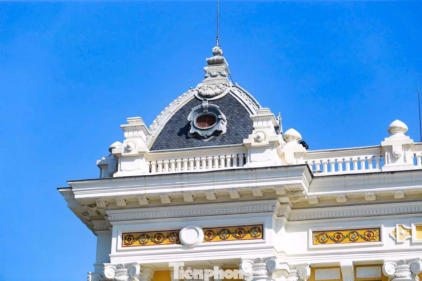 Nhà hát Lớn lúc đó được sử dụng là nơi biểu diễn các loại hình nghệ thuật cổ điển như Opera, nhạc thính phòng, kịch nói… phục vụ cho tầng lớp quan lại thượng lưu người Pháp và một số ít người Việt giàu có. Lịch biểu diễn thời đó một tuần có 4 lần vào thứ Ba, thứ Năm, thứ Bảy và Chủ nhật. Nhà hát Lớn lúc đó được sử dụng là nơi biểu diễn các loại hình nghệ thuật cổ điển như Opera, nhạc thính phòng, kịch nói… phục vụ cho tầng lớp quan lại thượng lưu người Pháp và một số ít người Việt giàu có. Lịch biểu diễn thời đó một tuần có 4 lần vào thứ Ba, thứ Năm, thứ Bảy và Chủ nhật.