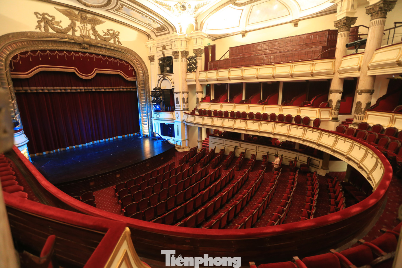 Mặt bằng Nhà hát Lớn Hà Nội được chia thành ba tầng. Tầng 1 là sảnh chính với cầu thang hình chữ T bằng đá dẫn lên tầng 2, tầng 3. Tầng 2 ngoài khu vực biểu diễn còn có phòng gương (1 phòng chính và 2 phòng nhỏ) là nơi diễn ra các nghi lễ quan trọng, lễ ký kết các văn kiện của Chính phủ hay đón tiếp các nhân vật cấp cao.