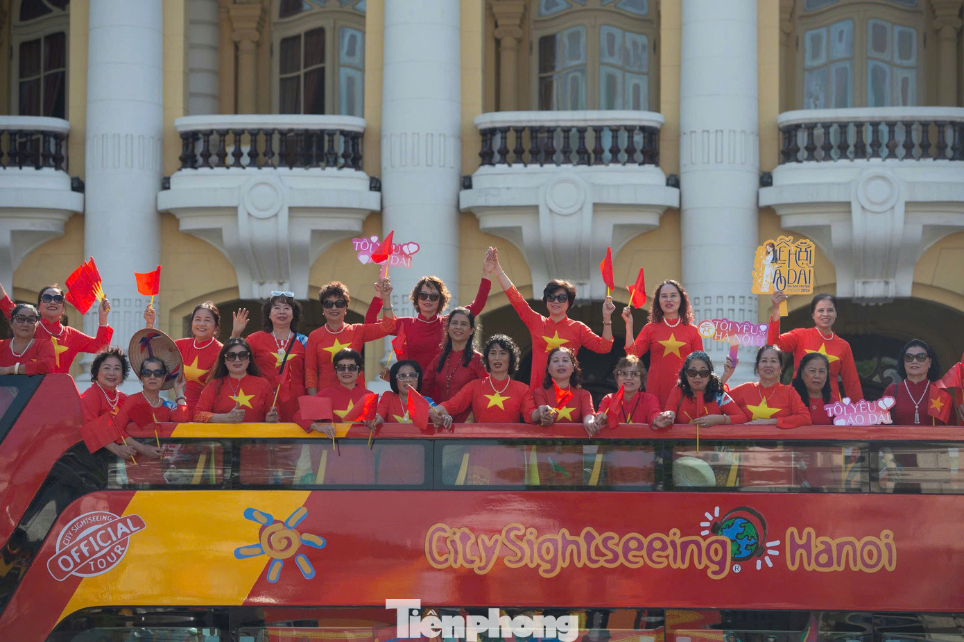 "Chúng tôi chủ trương giữ lại tối đa những dấu ấn thuộc về quá khứ, từ cách lợp mái bằng ngói Ardoise đến việc lắp các thiết bị hiện đại. Chúng ta vào Nhà hát Lớn Hà Nội hôm nay, trong cảm quan sẽ không thấy có quá nhiều sự thay đổi. Nhưng thực chất, công việc trùng tu đã đặt vào nó hàng trăm tấn thiết bị hiện đại vừa đáp ứng được yêu cầu tu bổ, vừa nâng cấp được chức năng của công trình này”, GS.TS Hoàng Đạo Kính nêu.