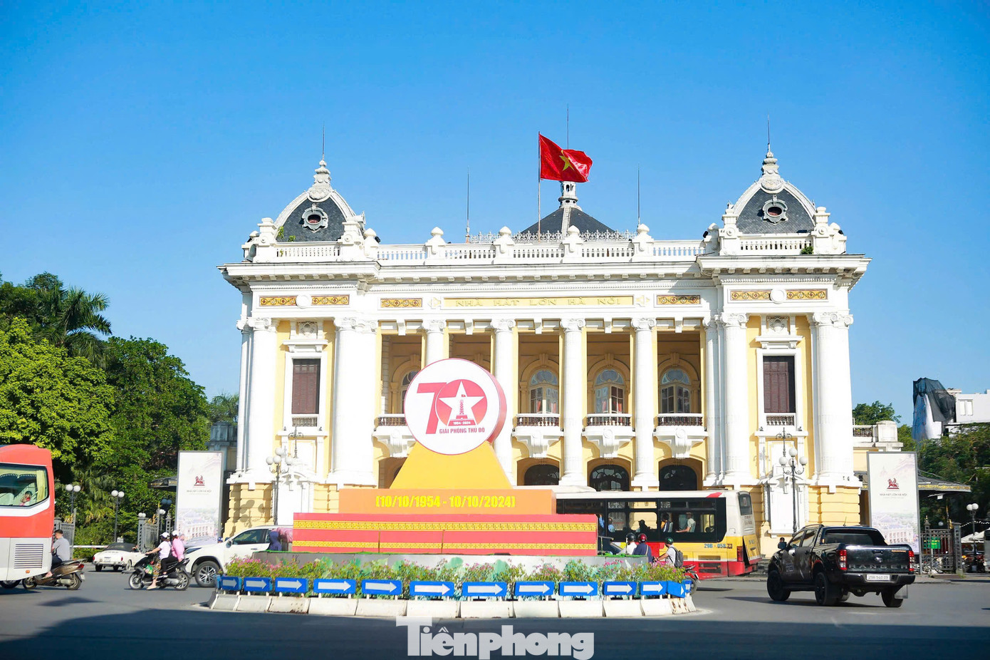 Nhà hát Lớn Hà Nội được khởi công xây dựng trên khu đất vốn là vùng đầm lầy của hai làng thuộc tổng Phúc Lâm, huyện Thọ Xương (nay là khu vực Tràng Tiền, Hoàn Kiếm, Hà Nội) vào năm 1901.