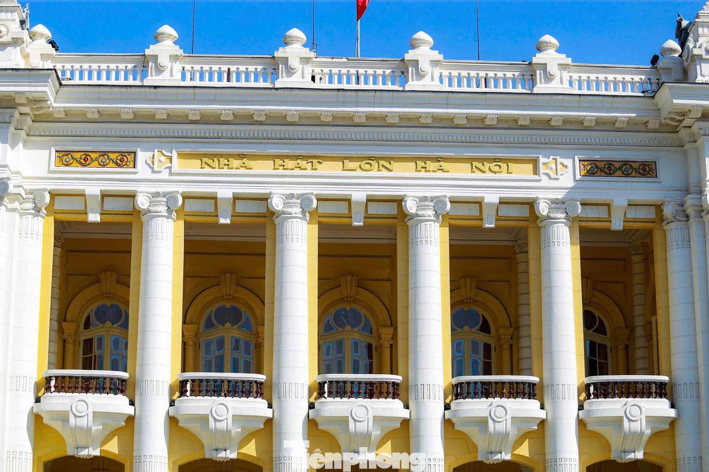 Nhà hát Lớn lúc đó được sử dụng là nơi biểu diễn các loại hình nghệ thuật cổ điển như Opera, nhạc thính phòng, kịch nói… phục vụ cho tầng lớp quan lại thượng lưu người Pháp và một số ít người Việt giàu có. Lịch biểu diễn thời đó một tuần có 4 lần vào thứ Ba, thứ Năm, thứ Bảy và Chủ nhật.