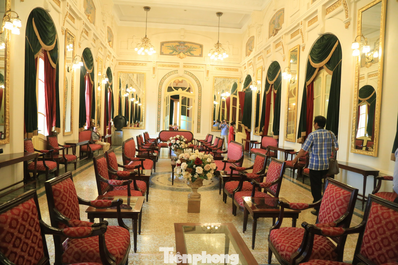 Mặt bằng Nhà hát Lớn Hà Nội được chia thành ba tầng. Tầng 1 là sảnh chính với cầu thang hình chữ T bằng đá dẫn lên tầng 2, tầng 3. Tầng 2 ngoài khu vực biểu diễn còn có phòng gương (1 phòng chính và 2 phòng nhỏ) là nơi diễn ra các nghi lễ quan trọng, lễ ký kết các văn kiện của Chính phủ hay đón tiếp các nhân vật cấp cao.