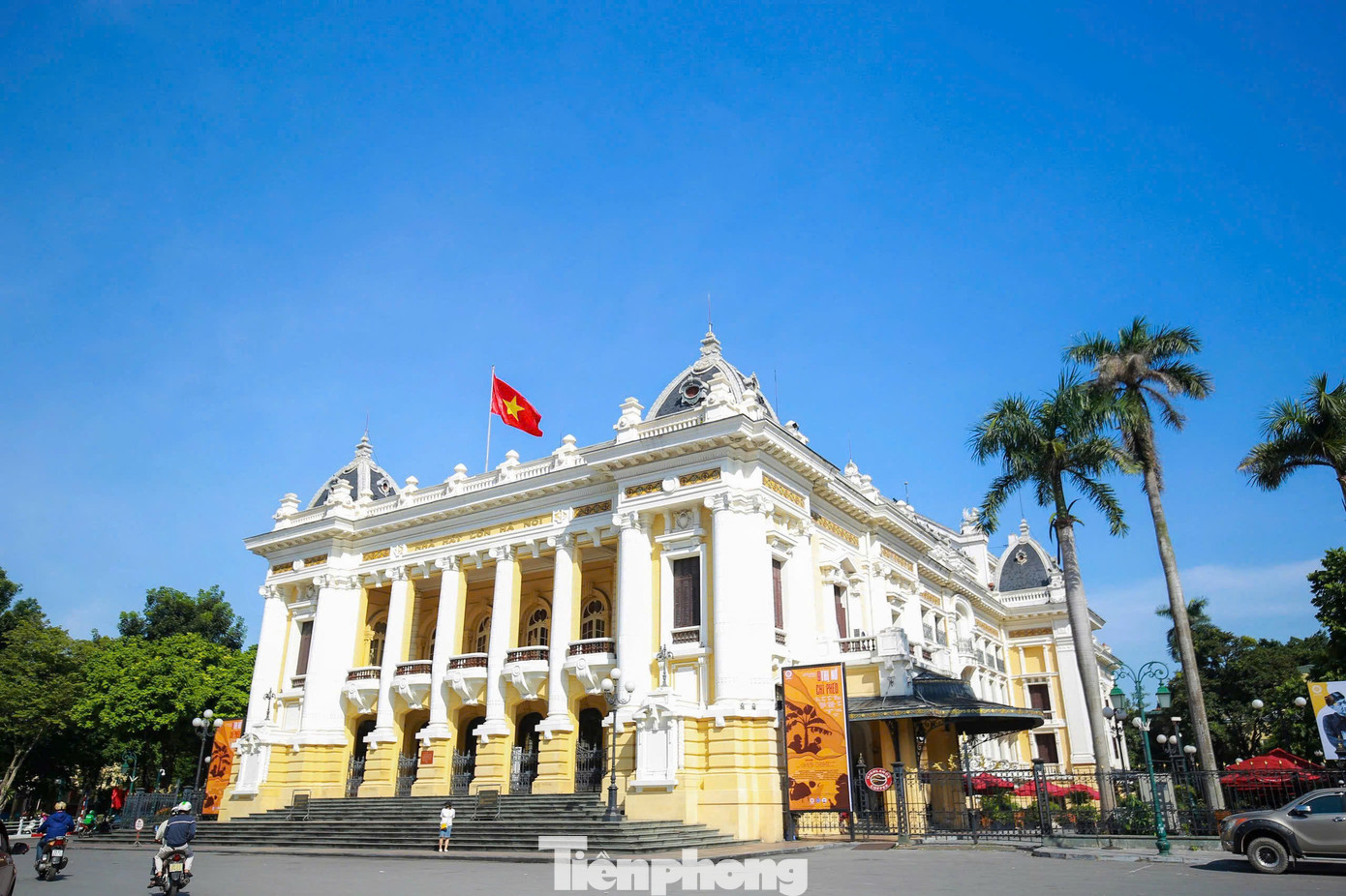 Được khởi công xây dựng từ năm 1901, đến nay Nhà hát Lớn Hà Nội đã trở thành một trong những địa điểm đặc trưng của TP. Hà Nội. Với du khách trong và ngoài nước, Nhà hát Lớn Hà Nội luôn nằm trong danh sách điểm đến không thể bỏ lỡ ở Thủ đô.