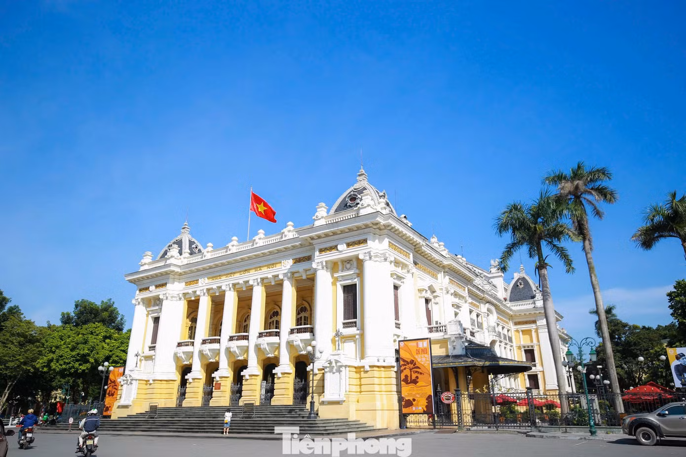 Được khởi công xây dựng từ năm 1901, đến nay Nhà hát Lớn Hà Nội đã trở thành một trong những địa điểm đặc trưng của TP. Hà Nội. Với du khách trong và ngoài nước, Nhà hát Lớn Hà Nội luôn nằm trong danh sách điểm đến không thể bỏ lỡ ở Thủ đô. Được khởi công xây dựng từ năm 1901, đến nay Nhà hát Lớn Hà Nội đã trở thành một trong những địa điểm đặc trưng của TP. Hà Nội. Với du khách trong và ngoài nước, Nhà hát Lớn Hà Nội luôn nằm trong danh sách điểm đến không thể bỏ lỡ ở Thủ đô.