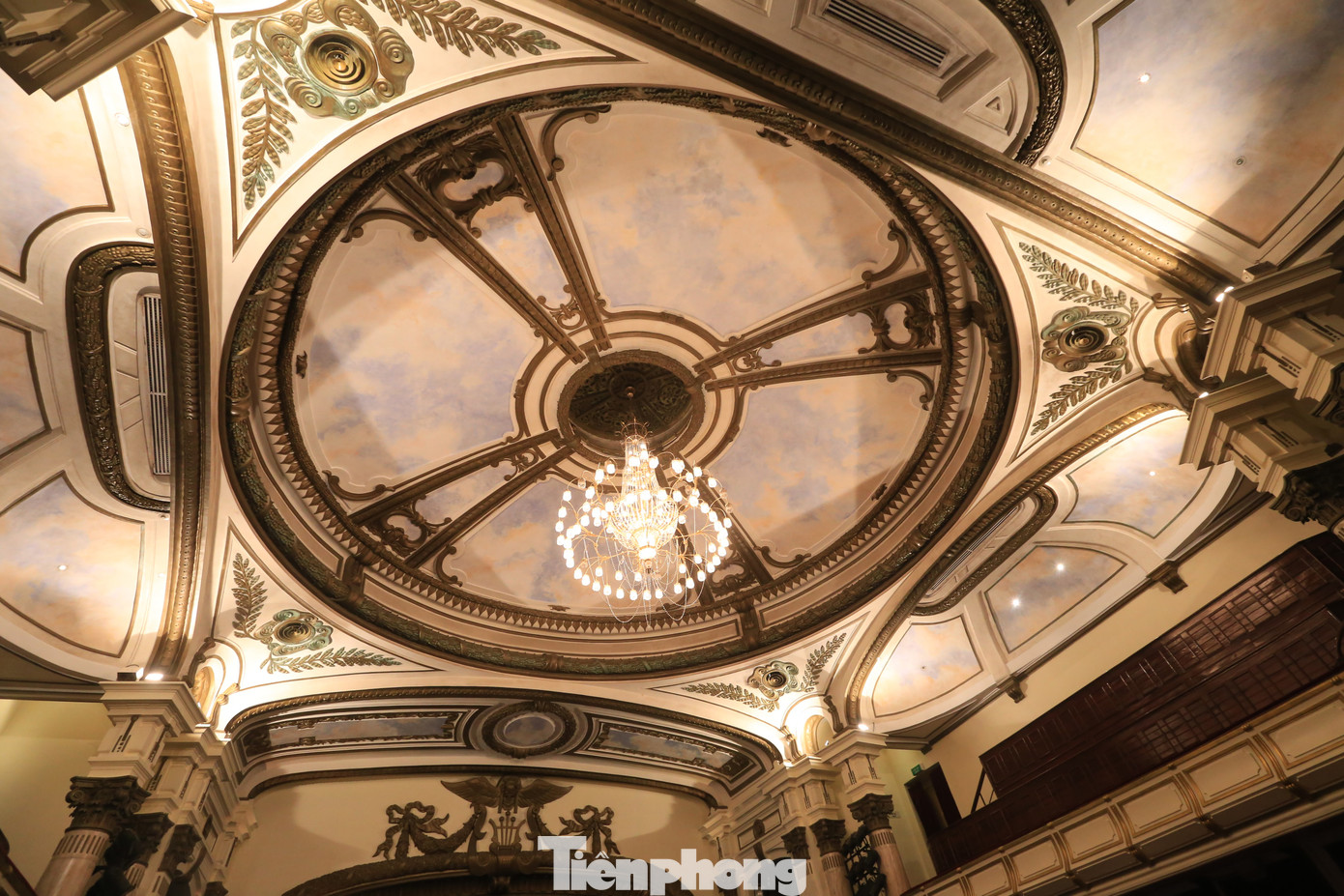 Mặt bằng Nhà hát Lớn Hà Nội được chia thành ba tầng. Tầng 1 là sảnh chính với cầu thang hình chữ T bằng đá dẫn lên tầng 2, tầng 3. Tầng 2 ngoài khu vực biểu diễn còn có phòng gương (1 phòng chính và 2 phòng nhỏ) là nơi diễn ra các nghi lễ quan trọng, lễ ký kết các văn kiện của Chính phủ hay đón tiếp các nhân vật cấp cao.