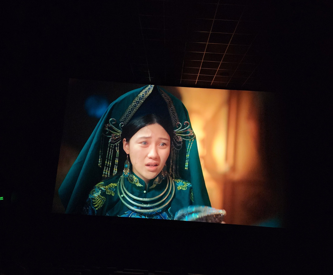 Tạo hình gây tranh cãi của Uyển Ân trong phim 404 chạy ngay đi. Tạo hình gây tranh cãi của Uyển Ân trong phim 404 chạy ngay đi.